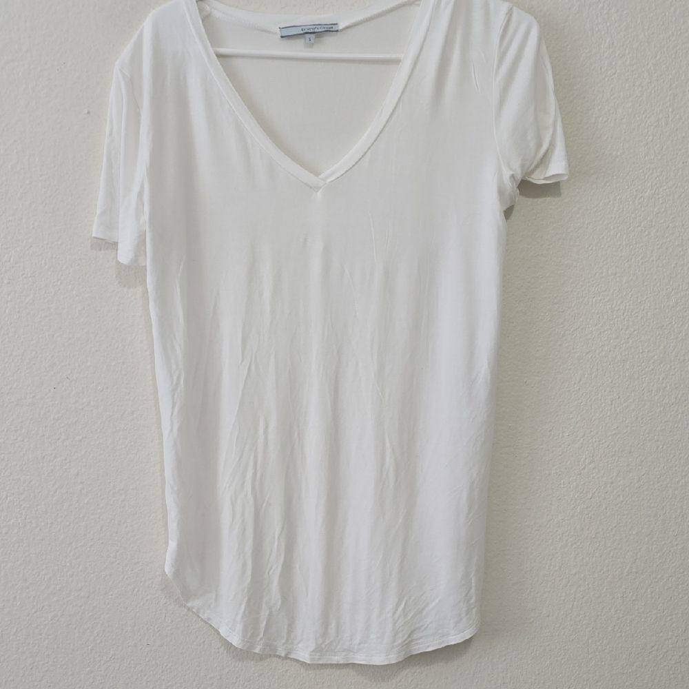 Emma's Closet Classic White V-Neck Women's Tee‎ S